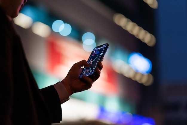 Afbeelding van een man met een mobiele telefoon in zijn hand