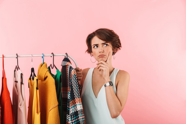 Foto afbeelding van een mooie doordachte vrouw stylist poseren geïsoleerd