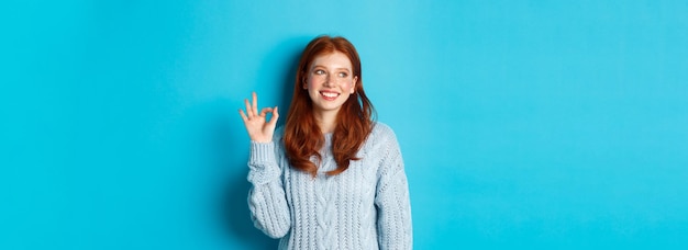 Foto afbeelding van een mooie roodharige vrouw die een goed teken laat zien en tevreden lacht en het eens is om weer te staan