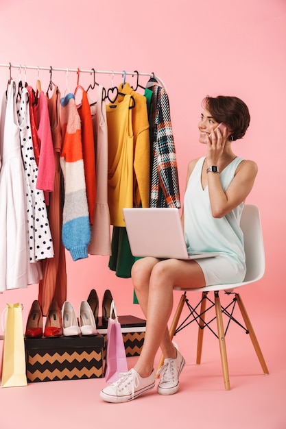 Afbeelding van een mooie vrouw stylist poseren geïsoleerd