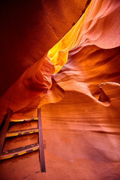 Afbeelding van een oude verroeste ladder op de bodem van een oranje canyon