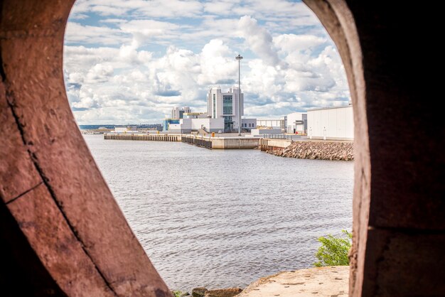 Afbeelding van een ovaal raam met uitzicht op Fort Constantine, Kronstadt.