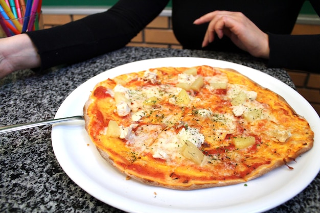 Afbeelding van een smakelijke pizza met een smakelijke vulling