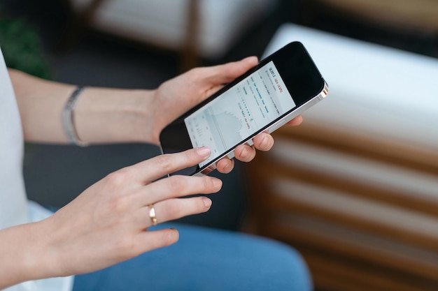 Afbeelding van een smartphone in de handen van een jonge vrouw