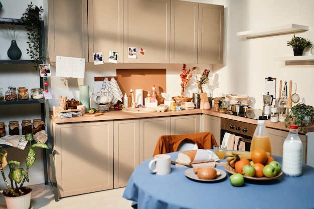 Afbeelding van eettafel met eten en drinken voor het ontbijt in de keuken thuis