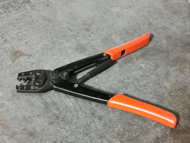 Afbeelding van gebruikt en roestig krimpgereedschap op tafel