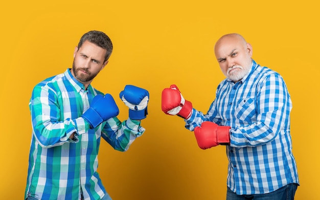 Afbeelding van generatie mannen die vechten dragen bokshandschoenen twee generatie mannen die vechten