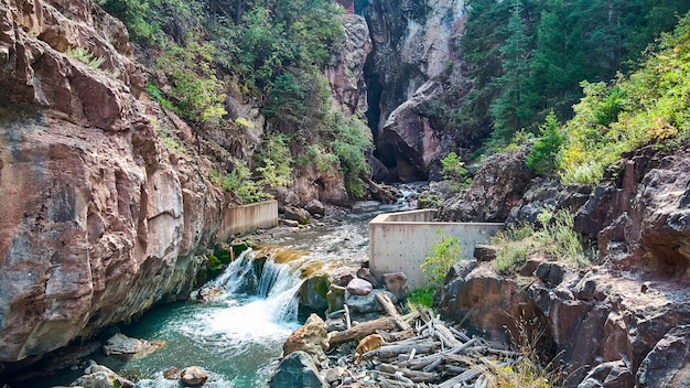 Afbeelding van grote kloof met cementmuur en waterval over rotsen