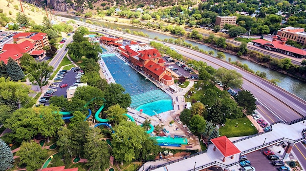 Afbeelding van grote warmwaterbron in bergwoestijnstad