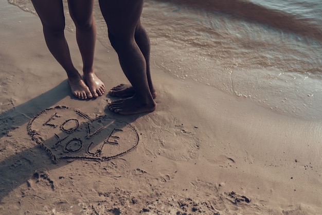 Afbeelding van hart tekenen met &#39;Love You&#39; ondertekenen op zand