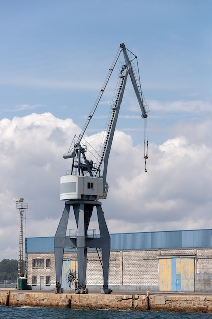 Foto afbeelding van industriële havenkraan in de zeehaven