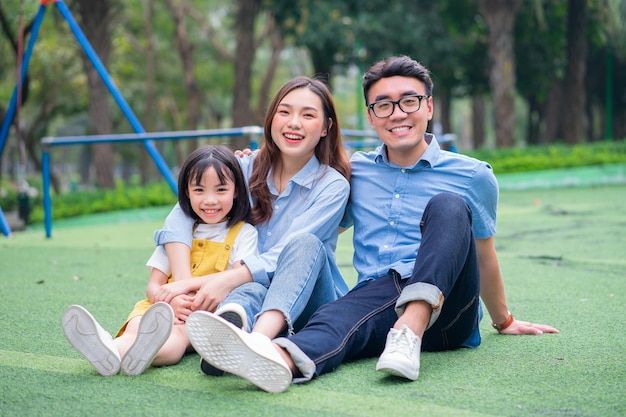 Afbeelding van jonge Aziatische familie die samen speelt in het park