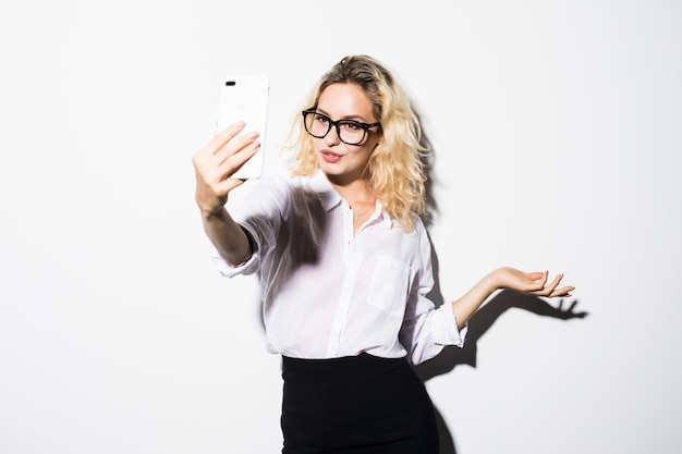 Afbeelding van jonge gelukkig zakenvrouw geïsoleerd over witte muur achtergrondkleur op zoek opzij praten via de telefoon zwaaien naar vrienden.