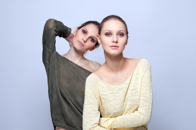 Afbeelding van jonge modieuze modellen die poseren in de studio