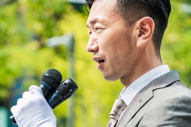 Afbeelding van kandidaten voor verkiezingen die een straattoespraak houden