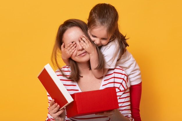 Afbeelding van kleine schattige dochter sluitende ogen van mama