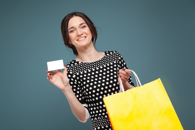 Foto afbeelding van knappe vrouw in gespikkelde kleding