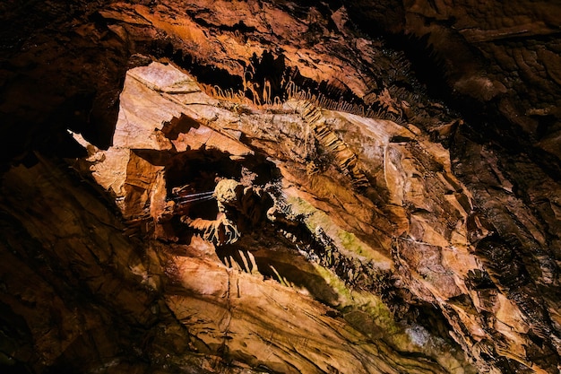 Afbeelding van Landschap van grotformaties duizelig gedesoriënteerd verwarring verloren