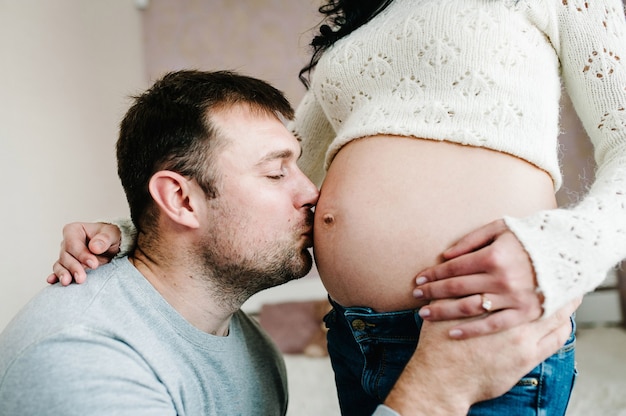 Afbeelding van man met buik van zwangere vrouw handen