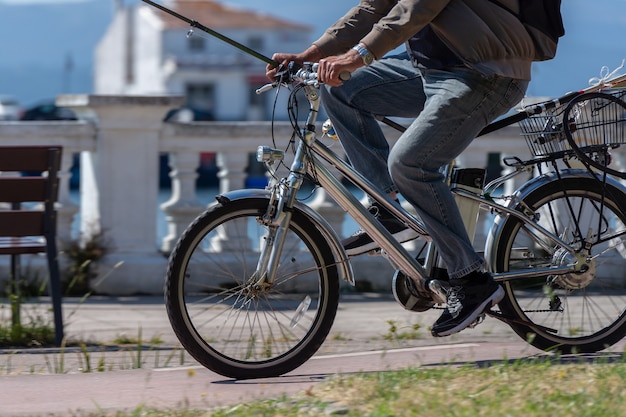 Afbeelding van man met hengel fietsen