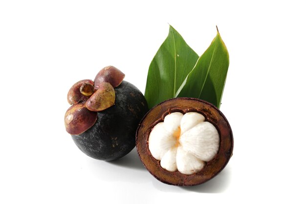 Afbeelding van mangosteen op een witte achtergrond