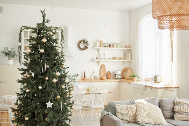 Afbeelding van mooie kerstboom staan in de huiskamer