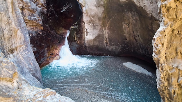 Afbeelding van Ondergrondse waterval in grot