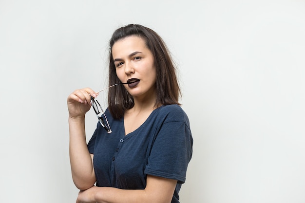 Afbeelding van opgewonden jonge dame met een bril. Kijkende camera heb een idee. Staat op een witte achtergrond.