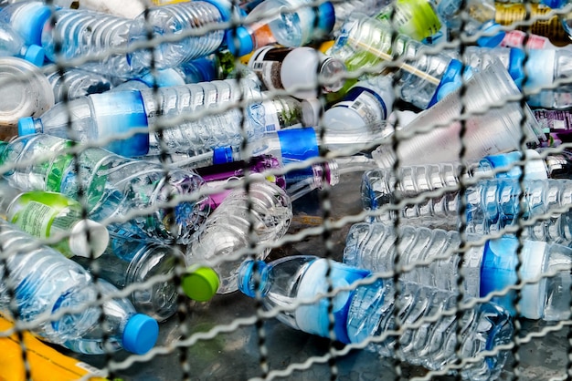 Foto afbeelding van plastic flessen en containers die zijn voorbereid voor recycling