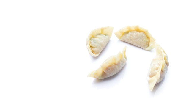 Afbeelding van rauwe knoedels of gyozas geïsoleerd op een witte achtergrond