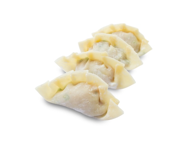 Afbeelding van rauwe knoedels of gyozas geïsoleerd op een witte achtergrond