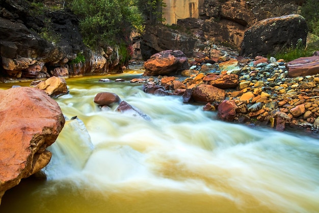 Afbeelding van Rivier van mineraalwater door rode en witte rotsen