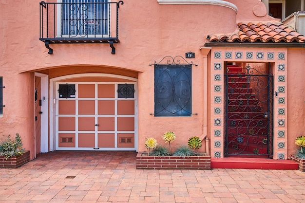 Foto afbeelding van roze art deco moderne woning rechtdoor op de oprit in san francisco, vs