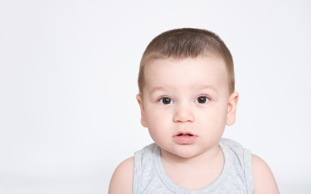 Afbeelding van schattige babyjongen close-up portret van schattig kind geïsoleerd op een witte achtergrond zoete peuter gezonde jeugd perfecte Kaukasische zuigeling mooie jongen onschuld concept