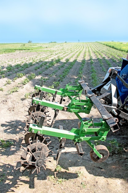 Afbeelding van speciale apparatuur op een tractor voor onkruid in de landbouw