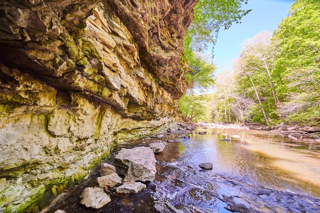 Afbeelding van Uitzicht tegen de klif van de canyon aan de rivierrand