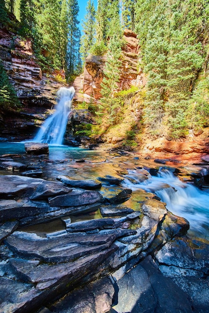 Afbeelding van Verbazingwekkende verborgen waterval in canyon met rivier en trapsgewijze watervallen
