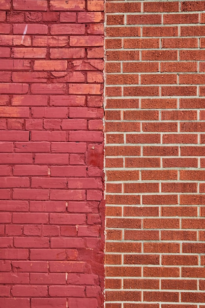 Afbeelding van verticale bakstenen muur gedeeld door twee soorten baksteen