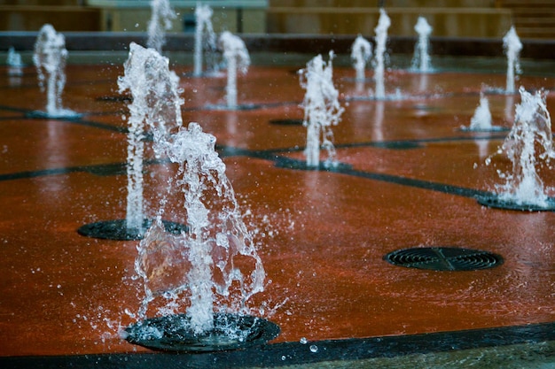 Afbeelding van water dat uit de grond omhoog schiet in een park in Louisville