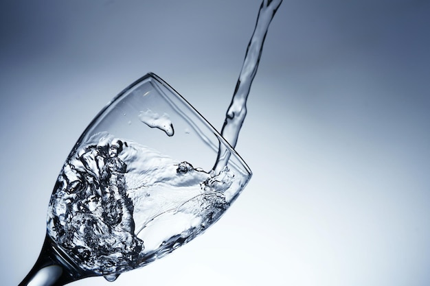 Afbeelding van water in een glas gieten