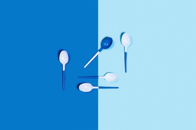 Afbeelding van witte lepels op blauwe achtergrond