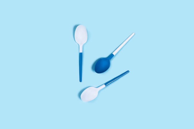Afbeelding van witte lepels op blauwe achtergrond