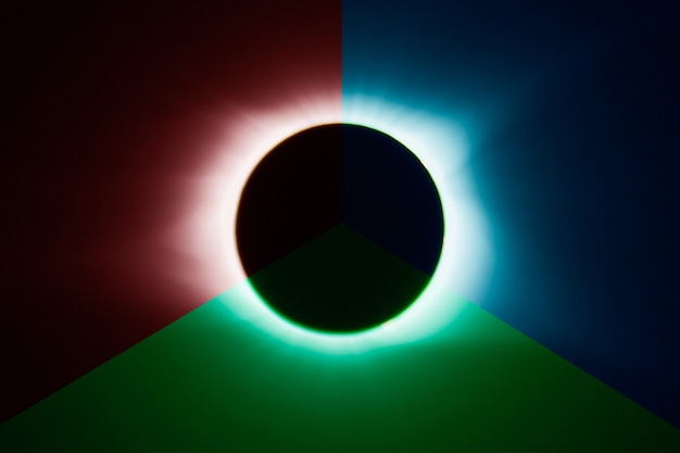 Afbeelding van zonsverduistering met cirkel van zwarte en rode, blauwe en groene kleuren toegevoegd