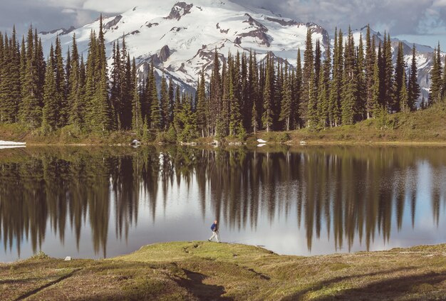 Afbeeldingsmeer en Glacier Peak in Washington, VS