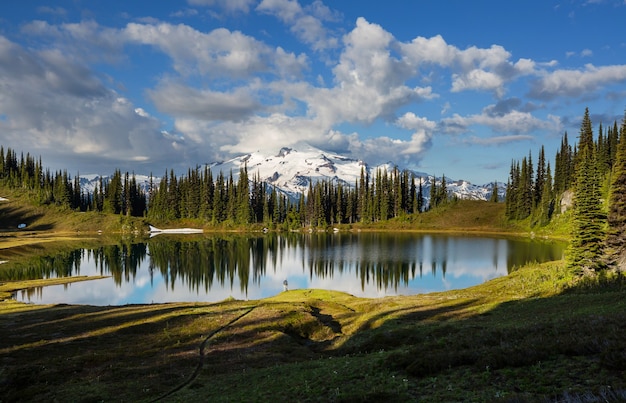 Afbeeldingsmeer en Glacier Peak in Washington, VS