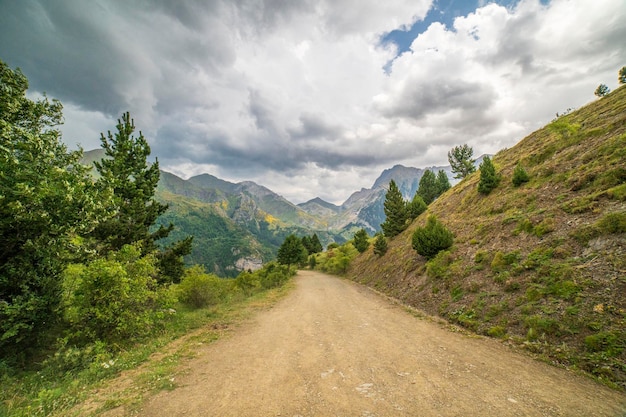 Foto afdalen naar de bujaruelo-vallei in een dag met grijze wolken nationaal park ordesa y monte perdido