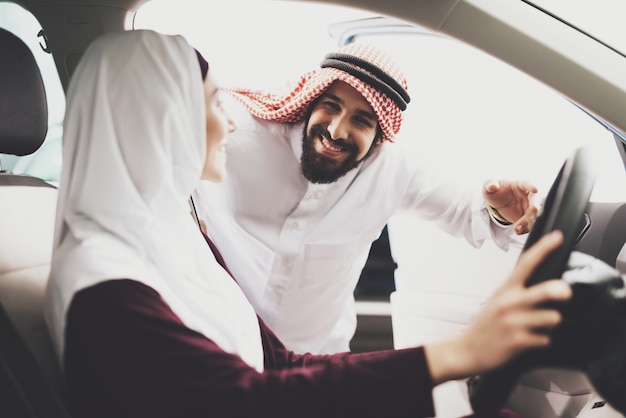Il marito arabo affettuoso compra l'automobile costosa
