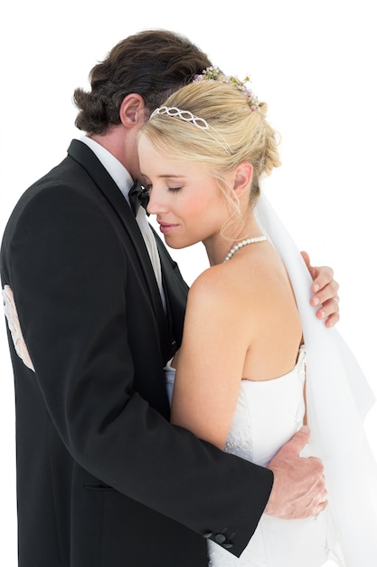 Photo affectionate bride and groom embracing