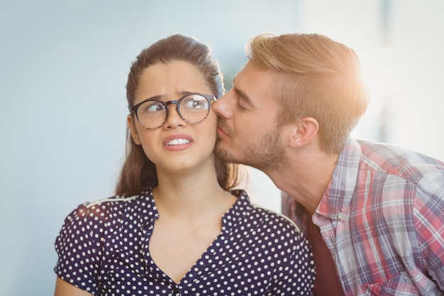 Photo affectionate man kissing woman