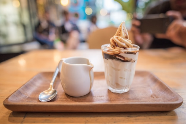 Affogato 아이스크림, 뜨거운 에스프레소 커피는 차가운 소프트 아이스크림, 맛있는 이탈리아 음료 dri에 부어